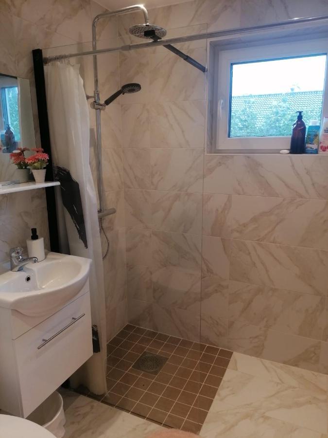 Villa Med Egen Parkering. Moejlighet Att Boka Fran 1 Och Upp Till 5 Personer. Orebro Ngoại thất bức ảnh