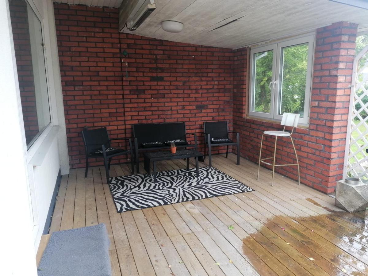 Villa Med Egen Parkering. Moejlighet Att Boka Fran 1 Och Upp Till 5 Personer. Orebro Ngoại thất bức ảnh