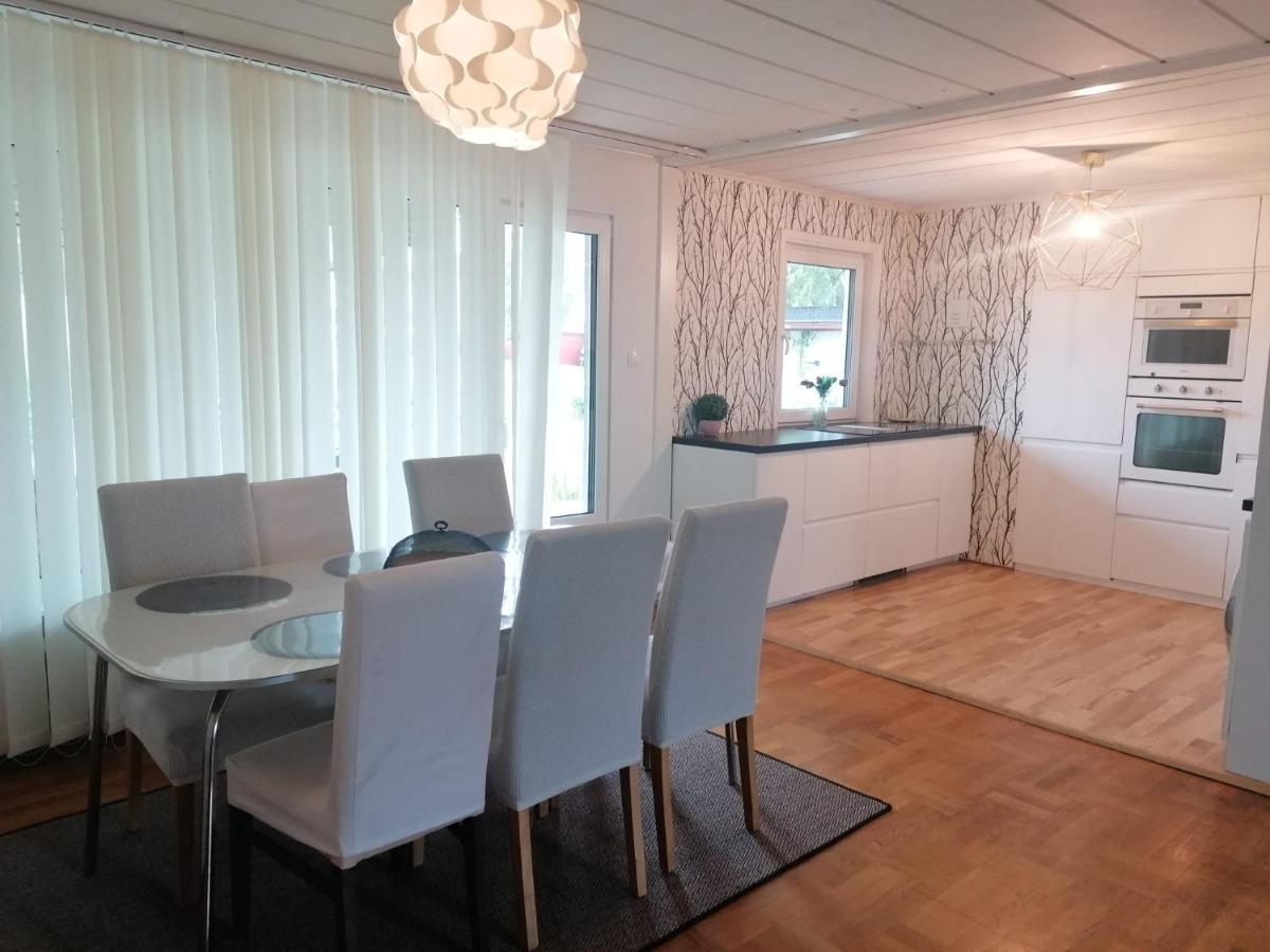 Villa Med Egen Parkering. Moejlighet Att Boka Fran 1 Och Upp Till 5 Personer. Orebro Ngoại thất bức ảnh