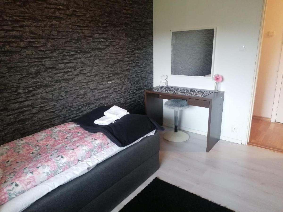Villa Med Egen Parkering. Moejlighet Att Boka Fran 1 Och Upp Till 5 Personer. Orebro Ngoại thất bức ảnh