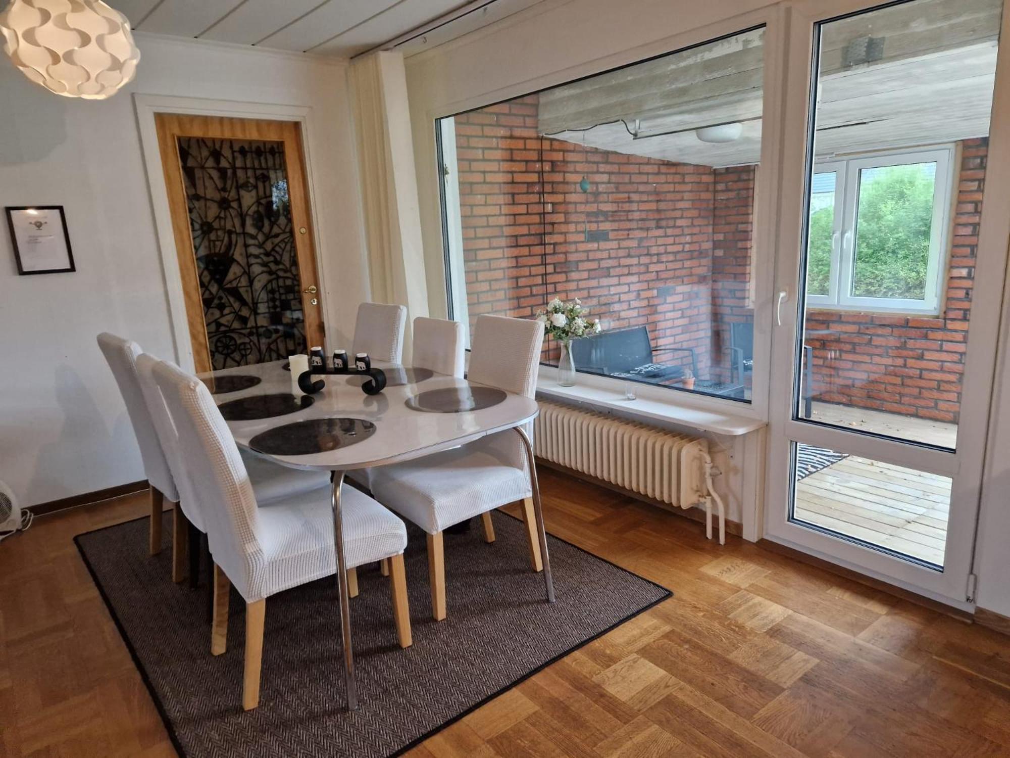 Villa Med Egen Parkering. Moejlighet Att Boka Fran 1 Och Upp Till 5 Personer. Orebro Ngoại thất bức ảnh