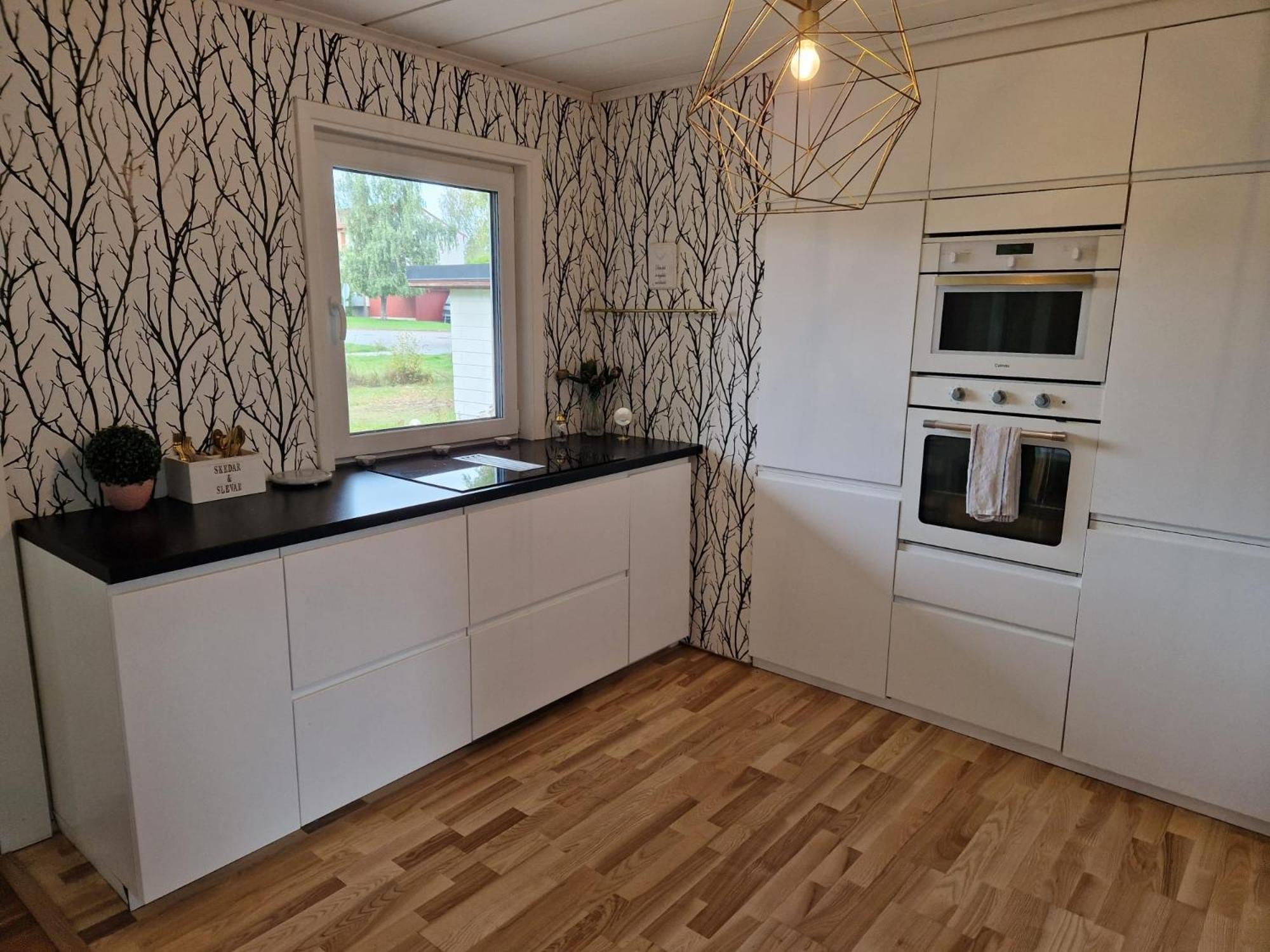 Villa Med Egen Parkering. Moejlighet Att Boka Fran 1 Och Upp Till 5 Personer. Orebro Ngoại thất bức ảnh