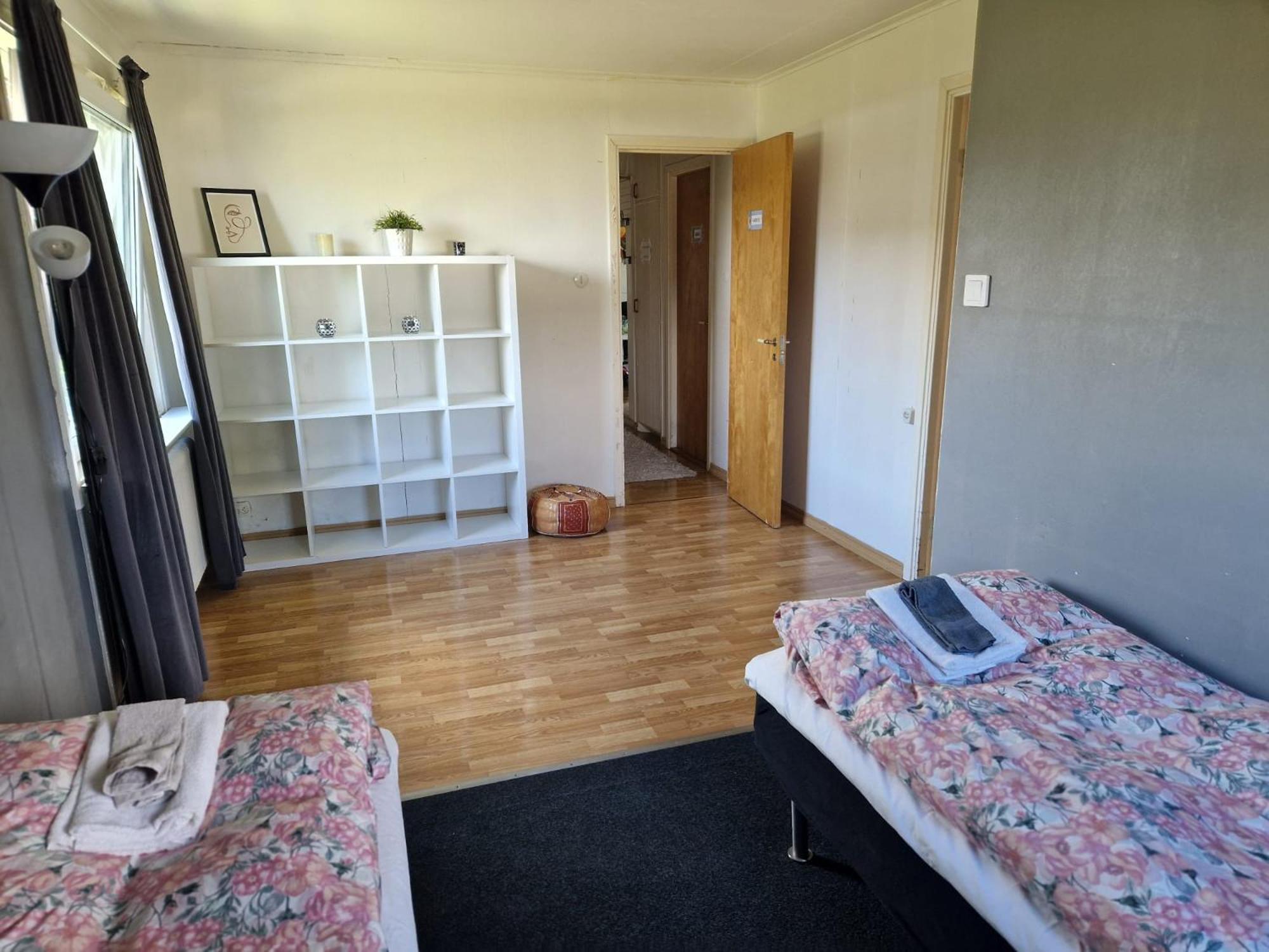 Villa Med Egen Parkering. Moejlighet Att Boka Fran 1 Och Upp Till 5 Personer. Orebro Ngoại thất bức ảnh