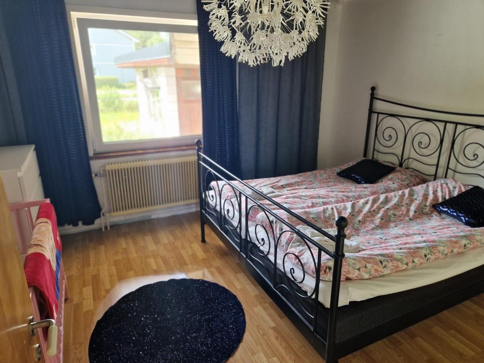 Villa Med Egen Parkering. Moejlighet Att Boka Fran 1 Och Upp Till 5 Personer. Orebro Ngoại thất bức ảnh